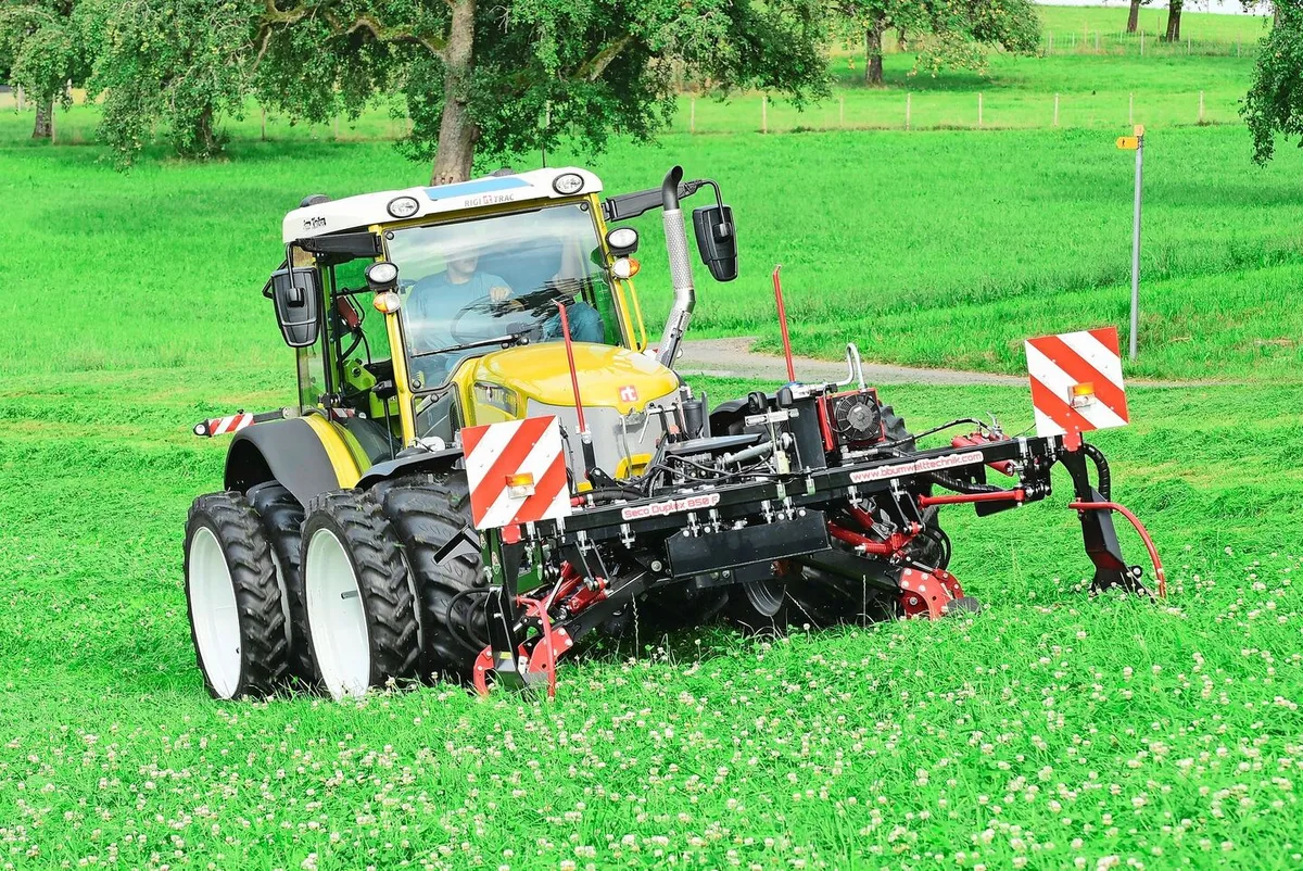 ffdc1585226acf6feadf139f8dbc9c63c1d29e032b18f41ec803738be32108de Doppelmessermähwerke sind leichter, haben einen tieferen Kraftbedarf und schonen zudem noch Amphibien und Insekten.