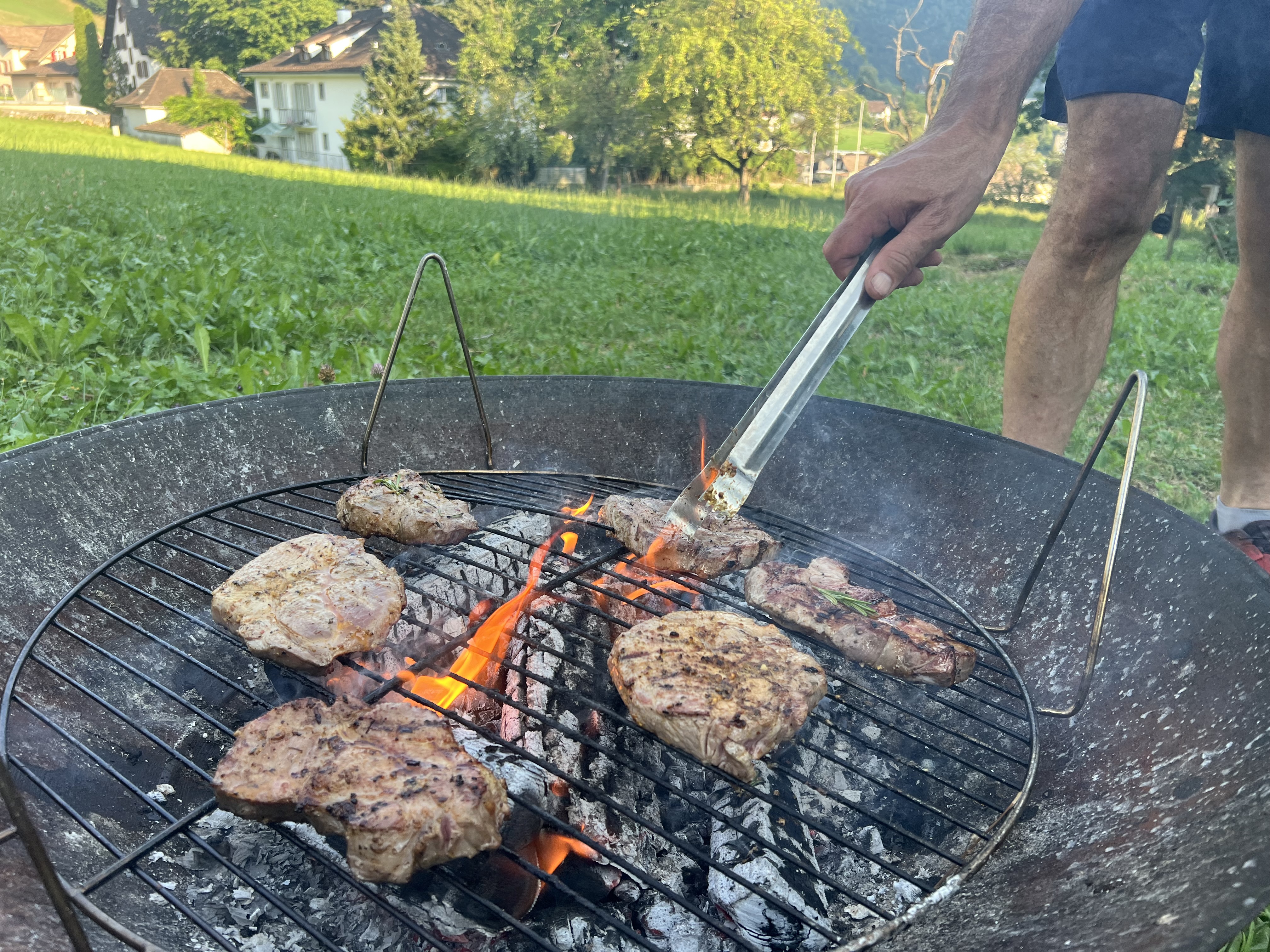 Immerhin eine positive Auswirkung des Hitzesommers: Es wird viel Schweinefleisch grilliert in der Schweiz.