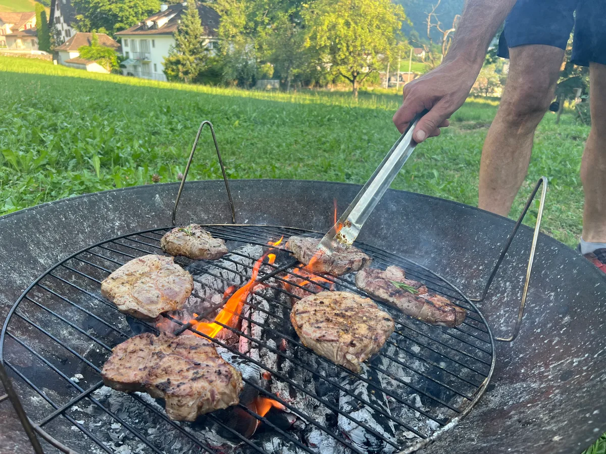 Immerhin eine positive Auswirkung des Hitzesommers: Es wird viel Schweinefleisch grilliert in der Schweiz.