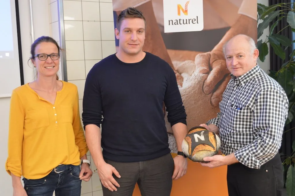 10e412ef9aeeb0c0e0fde1cf403df5ba254134bd Mirjam Lüthi, Curdin Orlik und Marco Berwert präsentieren das neue Brot. (Bilder asa)