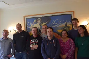 Lancierten das Manifest: Schweineproduzent Markus Müller, Sempach LU; Biogemüseproduzent Stefan Brunner, Spins BE; Milchproduzent Philippe Reichenbach, La Chaux-de-Fonds NE; Winzer Yves Bartandon, Genf; Mathias Stalder und Vanessa Renfer, Uniterre; Bio-Getreideproduzent Romain Beuret, Courchapoix JU; Berthe Darras, Uniterre. (Bild jw)