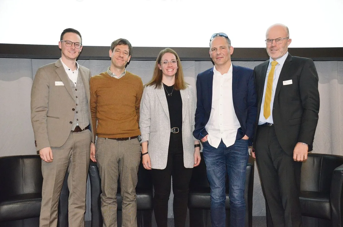 f5030c91322aa3cb7ced8c66f90659c7f25a497178c4b14b9c787dd36ecd35db Roger Lang, Richard Butz, Romy Bacher, Gerhard Kiniger und Urs Bolliger (v. l.) sprachen über nachhaltige Tourismusangebote.