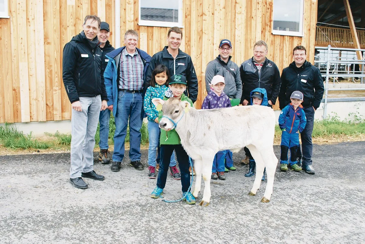 2a8da15a487161475b0ba2cdaff2bafeaa880a7e Der Wink mit dem Braunviehkalb: Eine Delegation des Braunviehzuchtvereins Solothurn schenkte dem Wallierhof ein Braunviehkalb, da diese Rasse in der Herde nicht mehr vertreten ist.(Bild zVg)