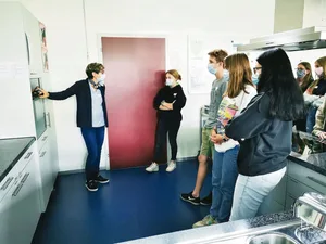 Agriprakti-Lehrerin Silja Müller-Walthert (links) führt die Klasse durch die Schulküche.