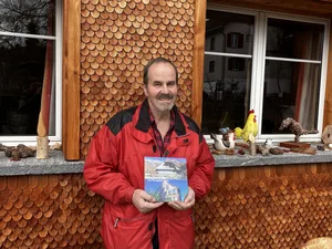 Robert Neuhaus vor seinem Haus in Hugelshofen. Seine Eltern waren 1950 aus dem Berner Oberland hierher gezogen.