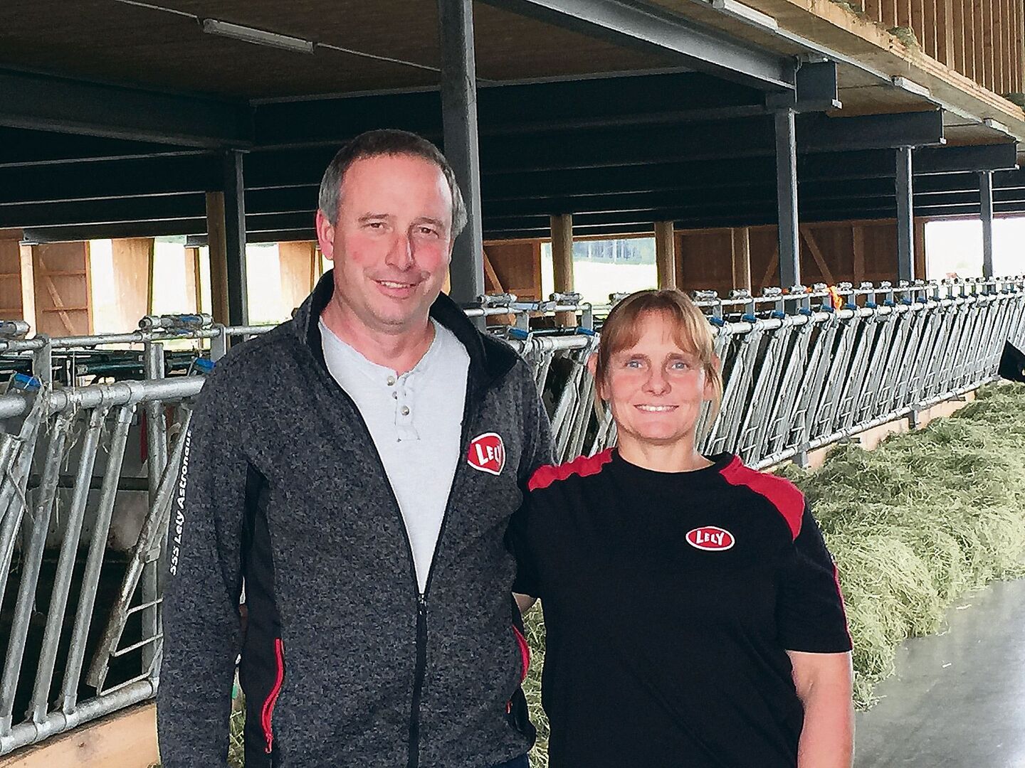 Beat und Astrid Schär sind froh über den neuen Laufstall. Ein schöner Holzbau, der mit der neuesten Technik ausgerüstet ist, sorgt für Arbeitserleichterung.