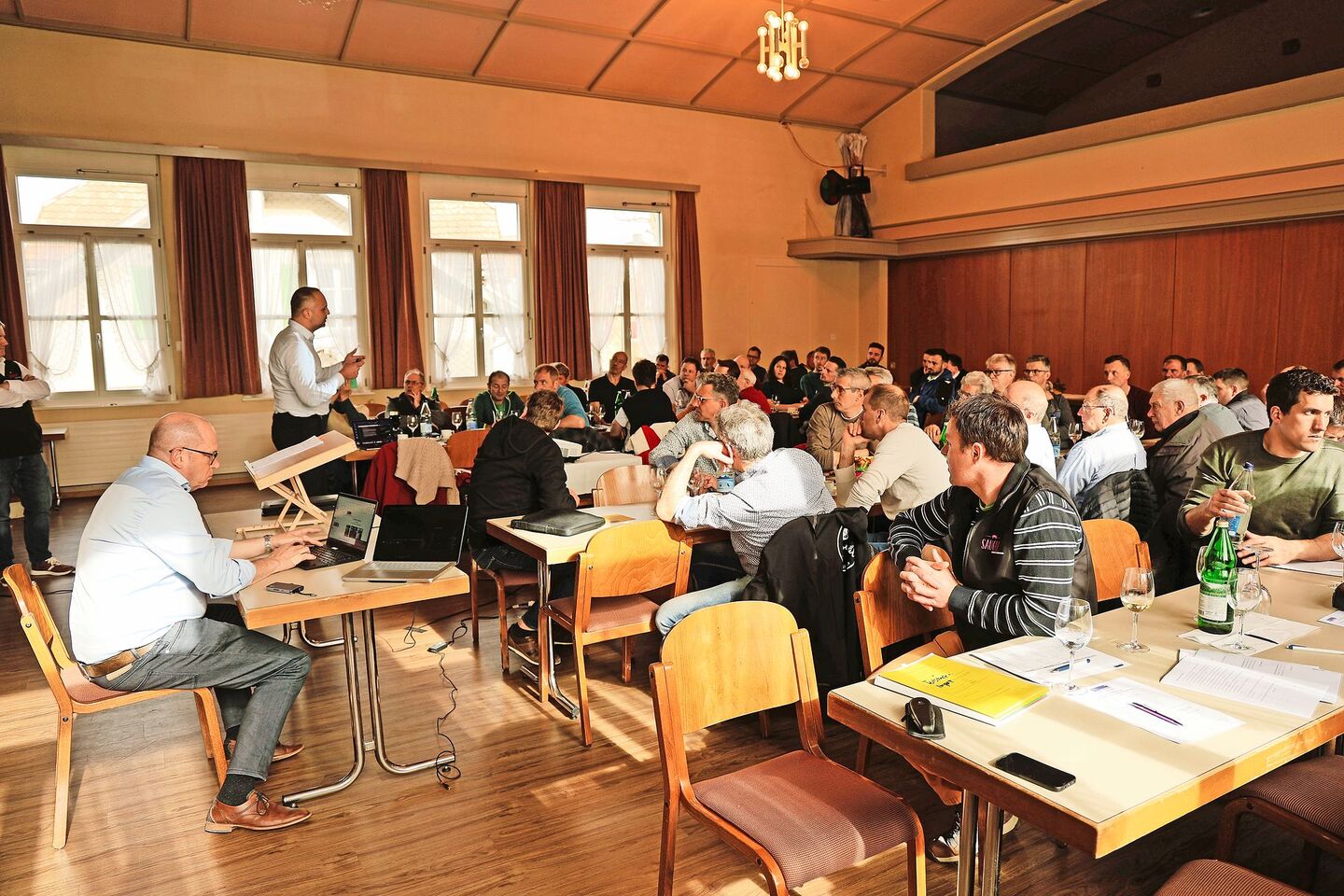 Matteo Aepli (stehend) informiert die Mitglieder der Suisseporcs Ostschweiz über den geplanten Zusammenschluss von Suisag und EGZH.