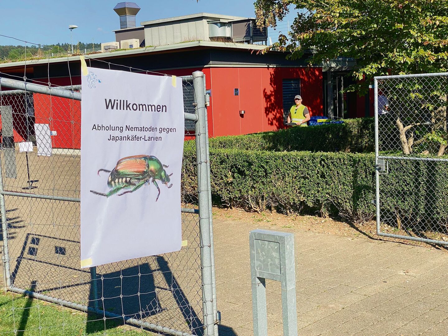 Am 8. September verteilten Mitarbeiter der Fachstelle Pflanzenschutz des Strickhofs Fadenwurmpräparate.