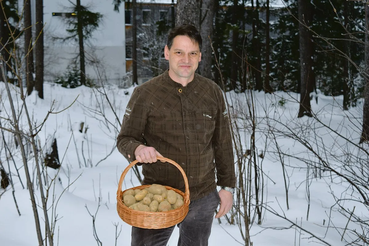 7df5b13397833d6ef93cf19b5844e478847a038d Hansjörg Ladurner präsentiert die Kartoffeln, die er diesen Herbst von «seinem» Bergacker ernten konnte. Für den Küchenchef des Scalottas zählen Qualität und Geschmack mehr als Form und Grösse. (Bilder sgi)