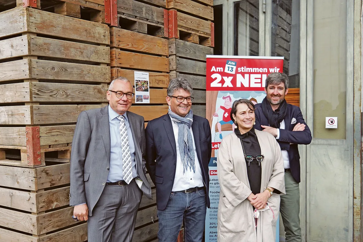 cdf764c3f6d67a7a4f72edd1021f43c4d473f855 Drei Parlamentarier und eine Konsumentenschützerin votierten auf Einladung des Zürcher Bauernverbands gegen die Trinkwasser- und Pestizidverbots-Initiative (v. l. n. r.): Ruedi Noser, Martin Haab, Babette Sigg und Philipp Kutter.(Bild Christian Weber)