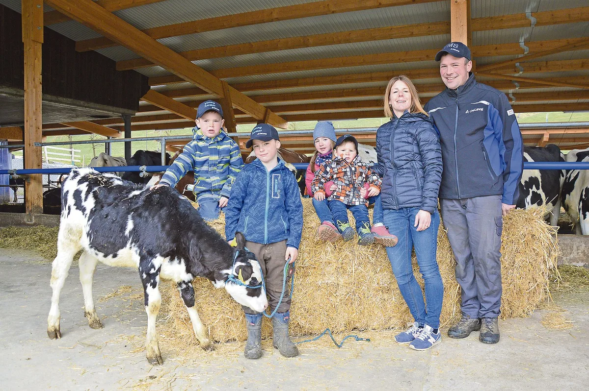 8252dc16cd7b1c2aac59c6aea2225dc1ea6a68d3 Zufrieden: Corinne und Pirmin Schüpfer mit Kindern in ihrem Anfang 2020 neu in Betrieb genommenem Milchviehstall. (Bild DeLaval)