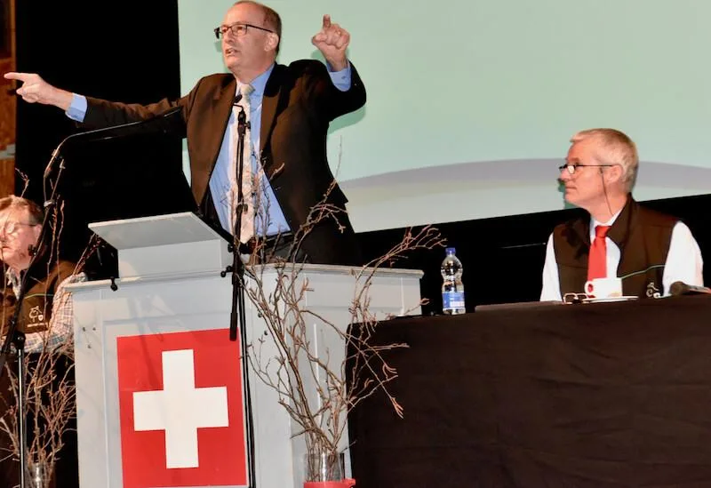 e60fdb099b18d1f6fd3237f99133ba127ec2f231 Markus Ritter ist voll im Element, wenn es um die Agrar Politik geht – rechts Präsident Peppino Beffa, der den Verband wieder auf gute Bahnen führte. (Bilder bey)