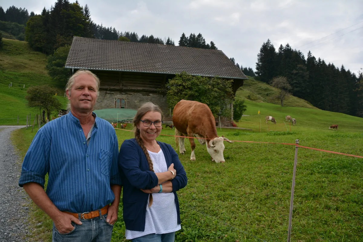 f9c6a3c169a5a84cae2b322b4de15ebe588956f8 Caroline und Rolf Streit sind seit vielen Jahren als Pflegefamilie tätig. Auf ihren Bauernhof beziehen sie die Jugendlichen mit ein. (Bild Franziska Jurt)