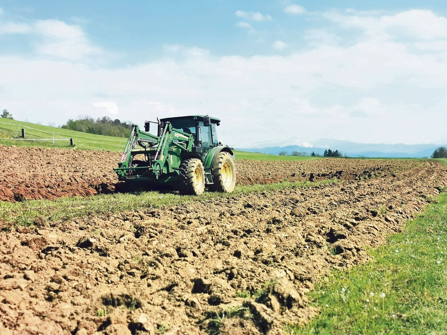 Der Pflug hat in der hiesigen landwirtschaftlichen Praxis immer noch einen hohen Stellenwert. Wenn pflügen, dann aber mit leichtem Traktor, rät Spezialist Bernhard Streit.
