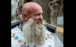 Der Bart von Pius Sidler ist leicht hellbraun und wird schon langsam weiss. Buschig, aber doch gepflegt fällt er über das Kinn. (Bild zVg)
