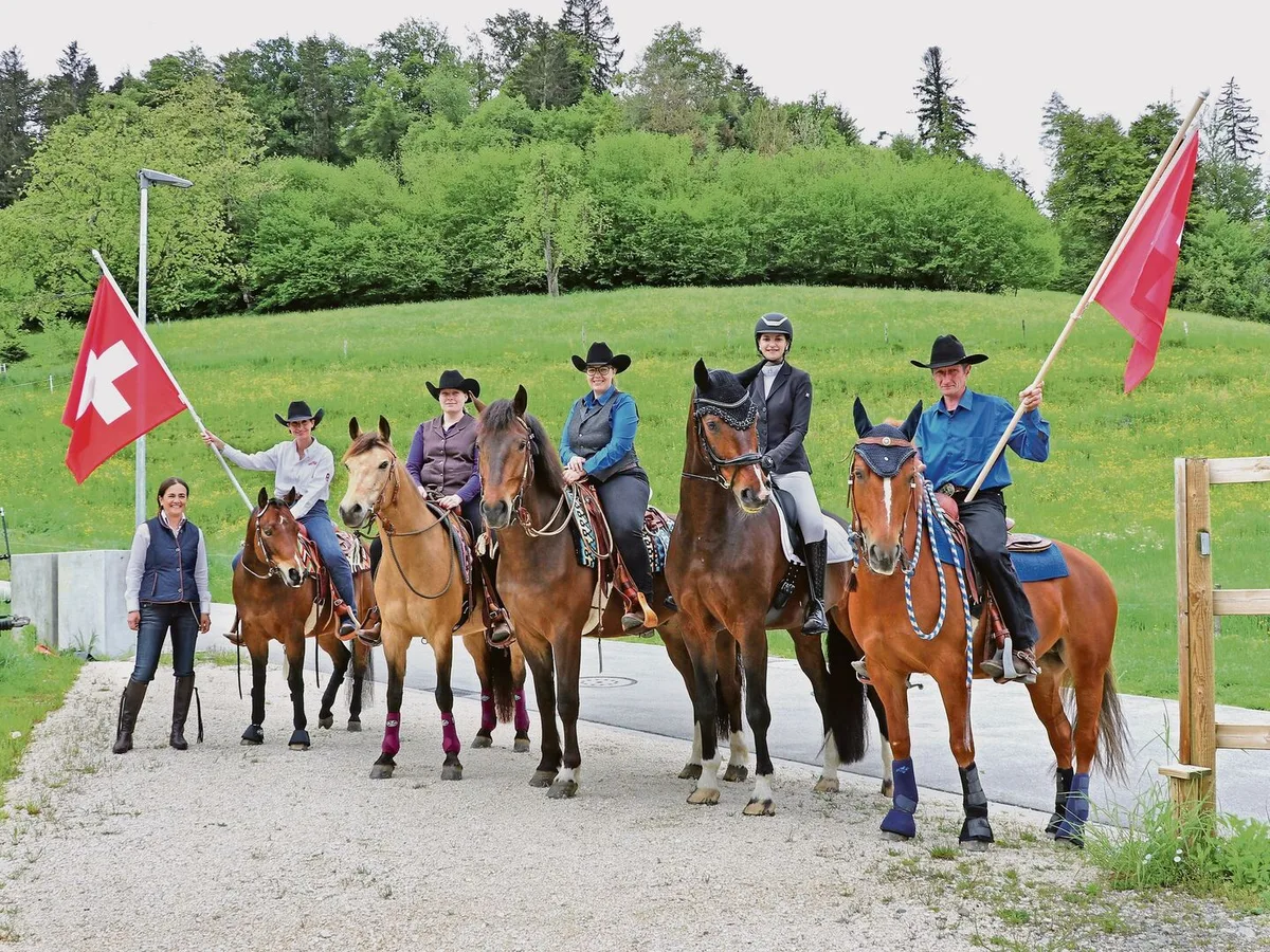 Sie freuen sich auf ihren Auftritt an der grossen Show in Lenzburg und den Pferdetreck dorthin. Links Sanja Leuenberger.