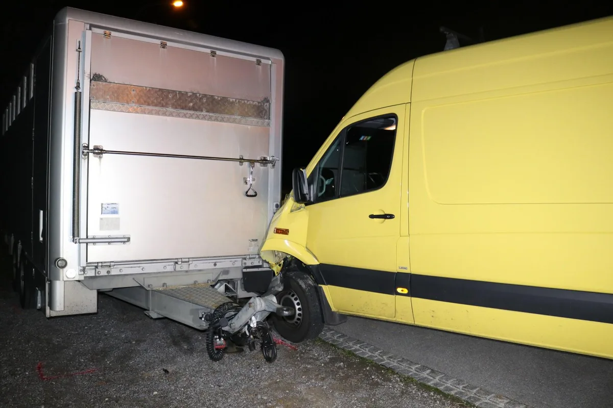 2620ebcbcbe236ca3822c8339e6dbf30de40fbd5 Die 23 Schweine, welche im Anhänger waren blieben unverletzt. (Bild Kantonspolizei Appenzell Innerrhoden)