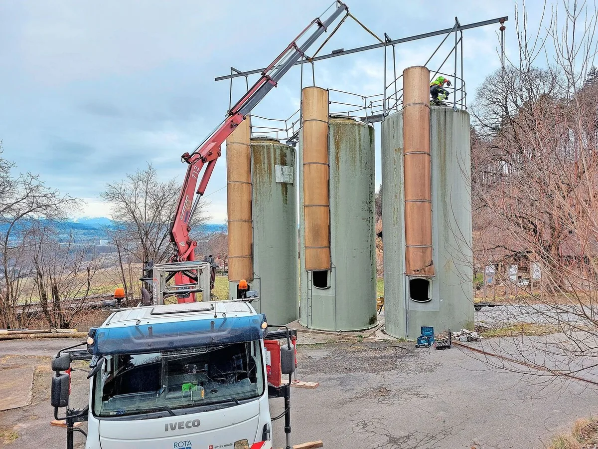 Rudimentäre Massnahmen zur Instandhaltung von Hochsilos können Landwirte und Landwirtinnen oftmals selber vornehmen. Bei gröberen Fällen muss aber der Hersteller auf Platz gerufen werden.