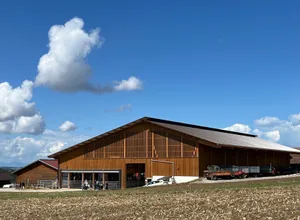 Der Stallneubau von Jürg Mäder steht in Albligen, einem kleinen bernischen Gebiet auf der freiburgischen Seite der Sense. Der gewaltige Bau passt sich der Landschaft perfekt an.