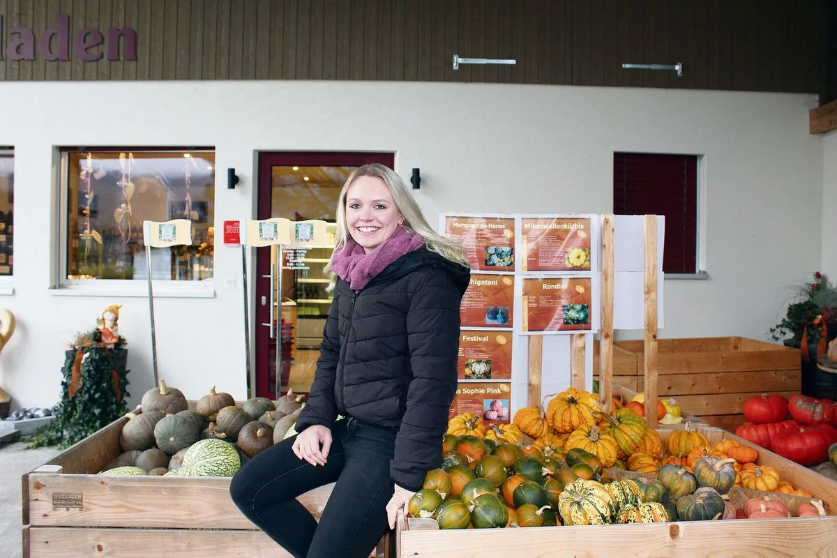 Corina Krauer arbeitet Vollzeit auf dem Ludihof in Benken. Der Betrieb wird in dritter Generation von Familie Schuler geführt. Zum Angebot des Ladens gehören unter anderem Fleisch und hausgemachte Teigwaren.
