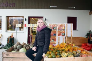 Corina Krauer arbeitet Vollzeit auf dem Ludihof in Benken. Der Betrieb wird in dritter Generation von Familie Schuler geführt. Zum Angebot des Ladens gehören unter anderem Fleisch und hausgemachte Teigwaren.