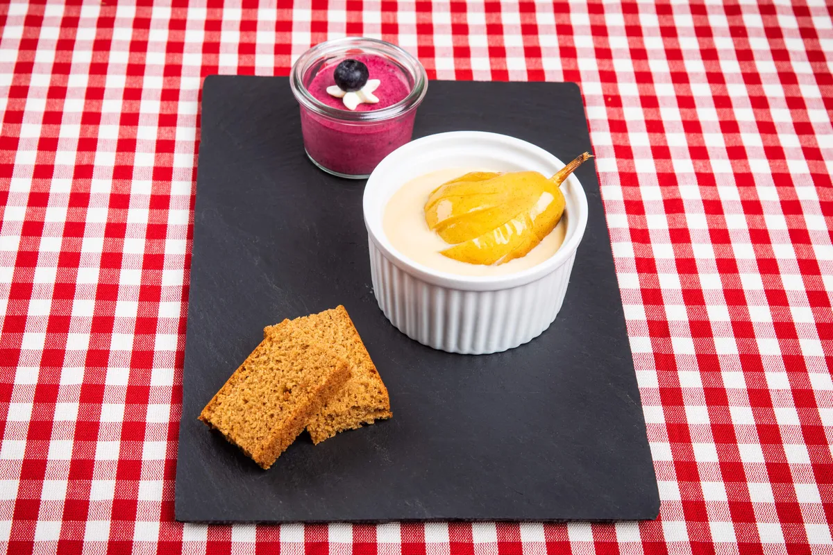 07d4bbdd8d4bbc2809b82f4158a73fb6cf6a35e8 Gebrannte Crème mit Birnen, Heidelbeermousse und Lebkuchen. (Bild SRF/ Ueli Christoffel)