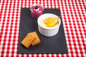 Gebrannte Crème mit Birnen, Heidelbeermousse und Lebkuchen. (Bild SRF/ Ueli Christoffel)