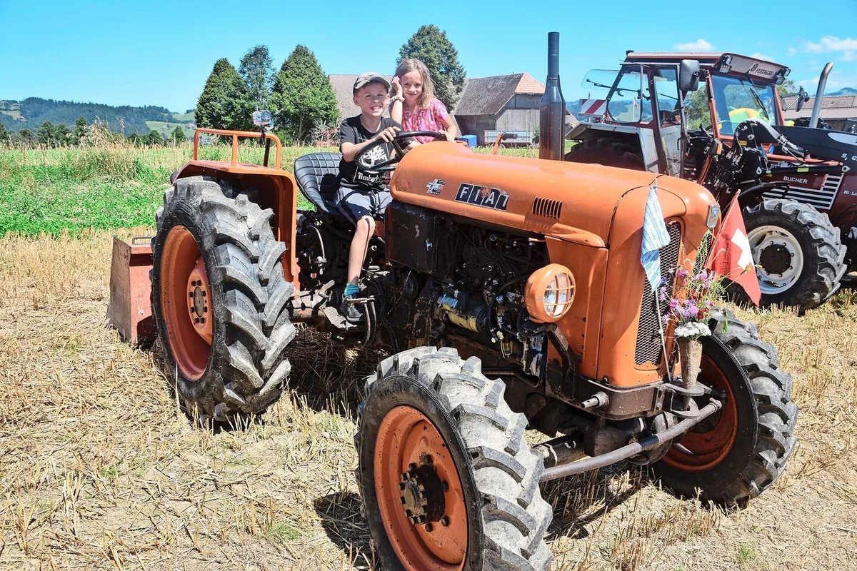 ec9ec6e6ad5311eb767210e89798f2b422cfa15761968944830e84dc82716807 Johann und seine Schwester Lilian Aeschlimann auf dem Fiat-Traktor ihres Vaters. «Trotz Jahrgang 1964 hat der Traktor schon einen Allradantrieb», sagt Johann stolz.