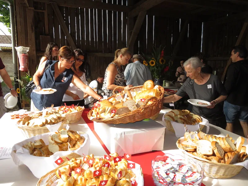 Auf über 200 Höfen findet dieses Jahr trotz Corona und gemeldetem schlechtem Wetter der 1. August-Brunch statt. (Archivbild BauZ)