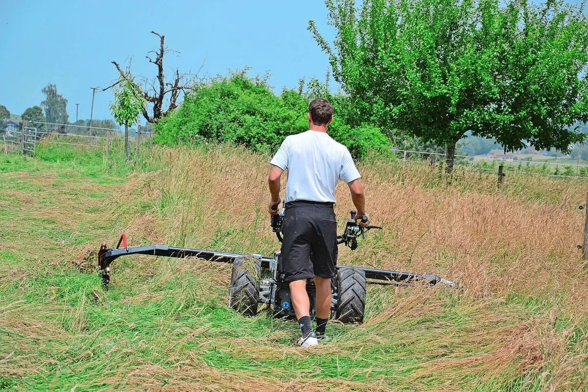 «Die Zukunft der Landwirtschaft ist elektrisch» – Testläufe mit dem Elektro-Mäher