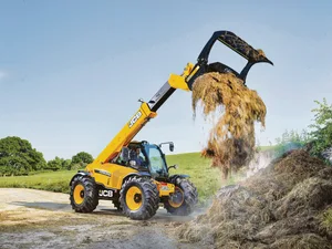 Die neuen JCB-Teleskoplader der Serie 3 haben eine neue und sehr leise Kabine. Sie ist sehr geräumig und die tief nach unten gezogene Frontscheibe erlaubt einen guten Überblick. (Bild zVg)