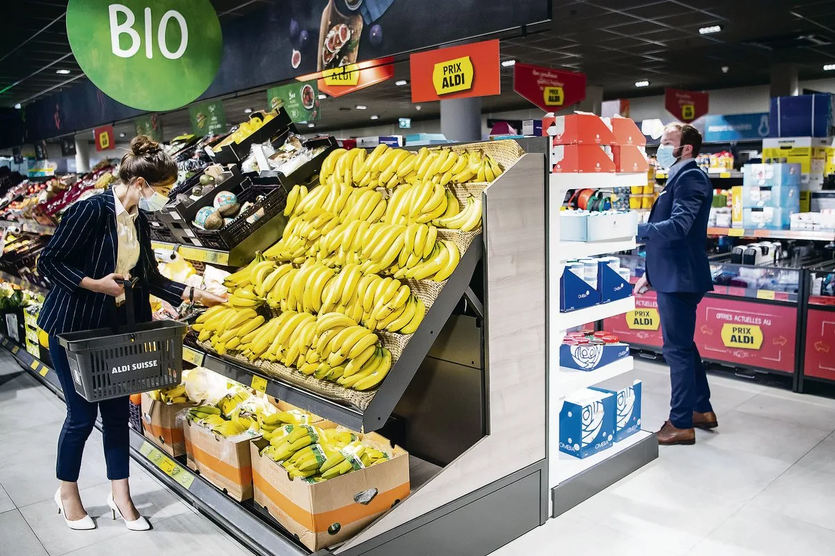 8be98d376846b285f5d434e8ef3b3a0bd2e4a802 Die Bio-Ecke in einem Aldi in der Schweiz: Nur zu gerne würde der deutsche Discounter hier Produkte mit der Bio-Suisse-Knospe in die Regale stellen. Das darf er aber nicht, genau so wenig wie Mitbewerber Lidl. (Bild Keystone)