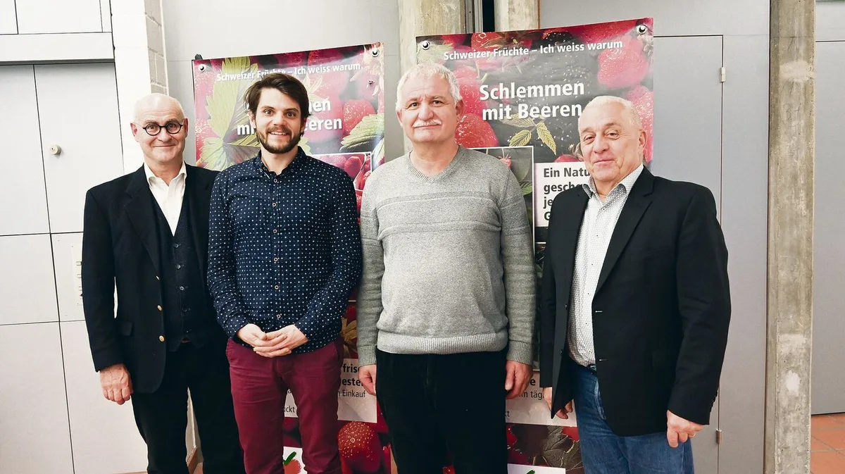 ca1aa7a65219b0e9450df53fc0bb8e810e7b930b469a6b39b1cd6e464cce2dac Nebst den Infos von Max Kopp (links) und Hubert Zufferey (rechts) gaben Louis Sutter (2. v. l.) und André Ançay (2. v. r.) von Agroscope Conthey Einblick ins Sortenscouting.