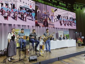 Beschwingter Auftakt zur Delegiertenversammlung: Auf der Bühne standen die Simu Lüthi Band und die Jodlerin Daria Occhini.