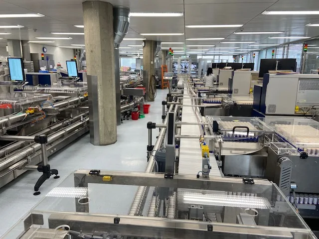 suisselab Mehr Robotik und bessere Fördertechnik: Suisselab modernisiert «am offenen Herzen»