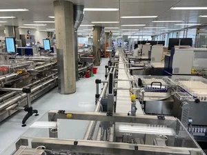 Blick in die verstärkt automatisierten Laborräumlichkeiten von Suisselab.