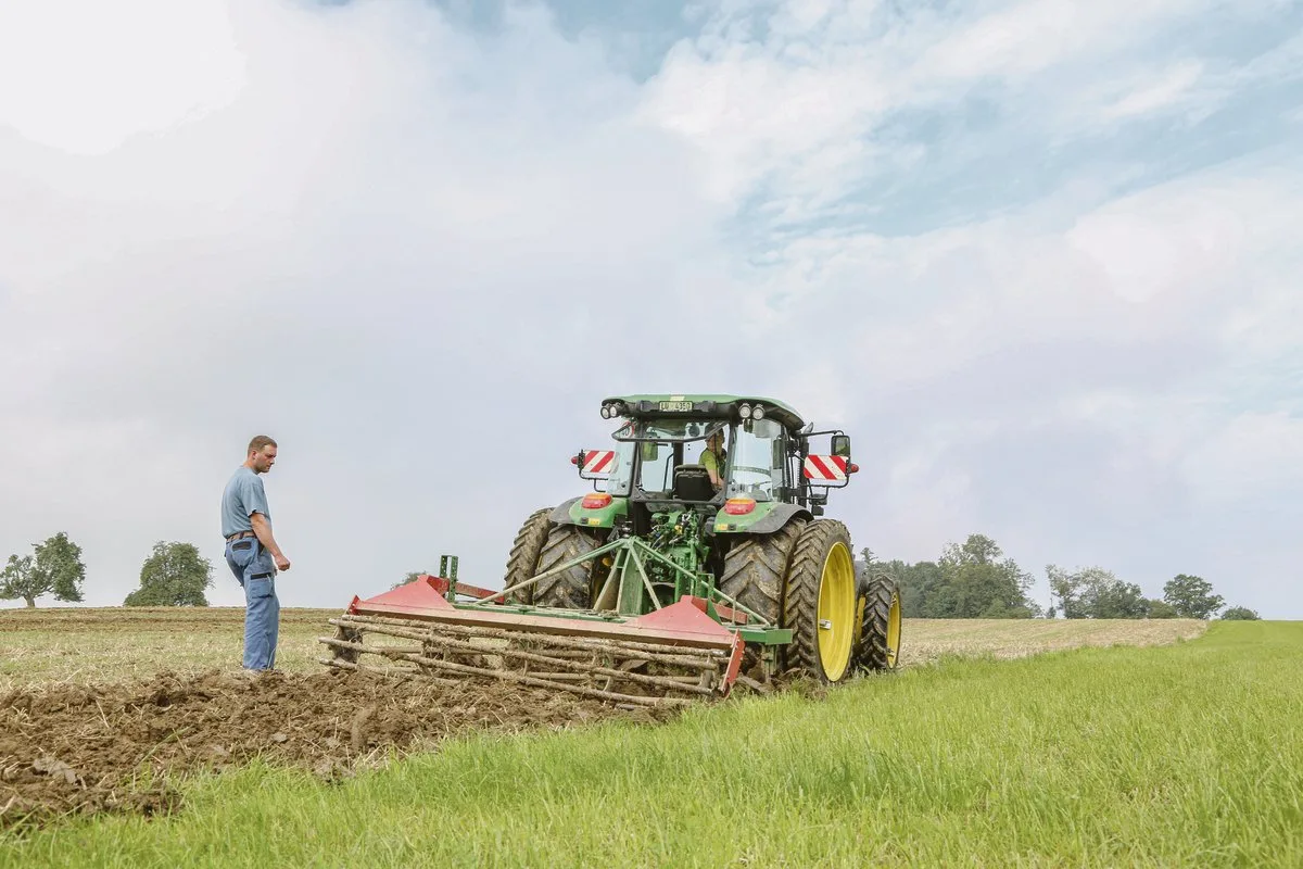 c05ee99404f5ec3f4325304b52e55816587a33f0 In der Landwirtschaft können die Abstände gut eingehalten werden. Schnuppern als Landwirt ist weiterhin möglich. (Bild BauZ)