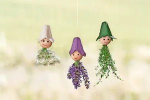 Die drei Kräuterfeen mit Wilder Möhre, Lavendel und Thymian sind ein Hingucker vor dem Küchenfenster.