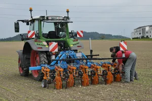 Bei der Swiss Future Farm laufen verschiedene Projekte zur mechanischen Unkrautbekämpfung. Das Bild zeigt die ersten Versuche mit GPS-gesteuertem Hackgerät im Jahr 2018. (Bild BauZ)