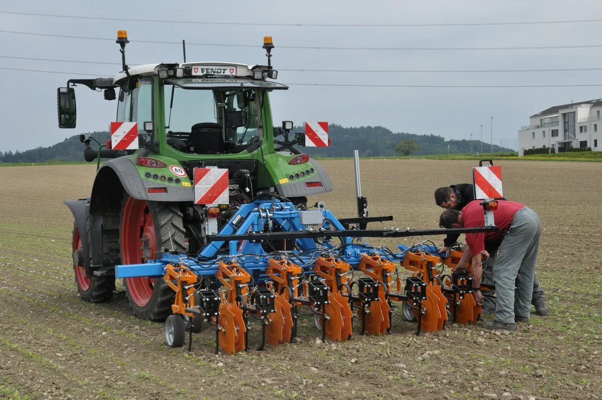 97079d821ad4f41a25eaa2f3d405987dde67173c Bei der Swiss Future Farm laufen verschiedene Projekte zur mechanischen Unkrautbekämpfung. Das Bild zeigt die ersten Versuche mit GPS-gesteuertem Hackgerät im Jahr 2018. (Bild BauZ)