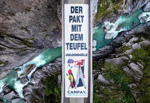 Die Aktion in der Schöllenenschlucht soll auf den mutmasslichen Deal zwischen Bauernverband und Economiesuisse aufmerksam machen, den Campax als «Pakt des Teufels» bezeichnet.