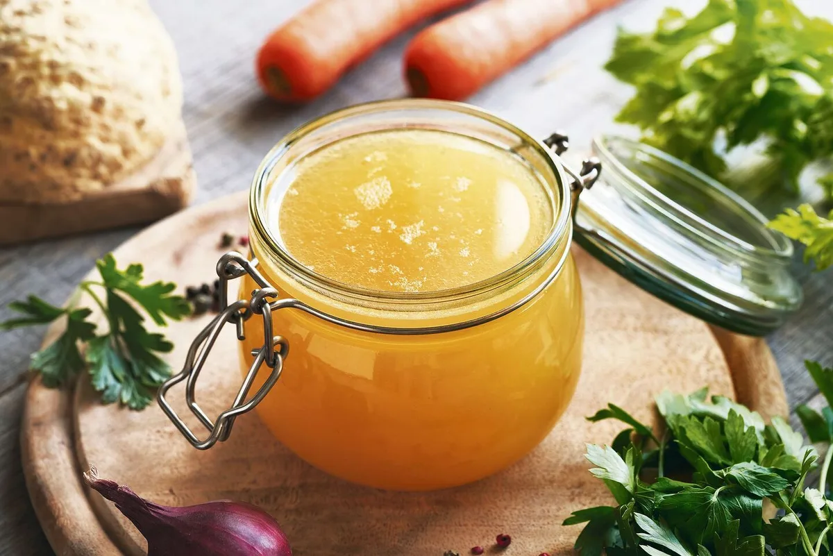 9d5f4c39047f06a63b441a35fa13914639789325fafbf58c905ba8463953694f Eine selbst gemachte Bouillon schmeckt um Klassen besser als ein Fertigprodukt. Mit Kräutern oder zum Beispiel getrockneten Steinpilzen können besondere Geschmacksakzente gesetzt werden.