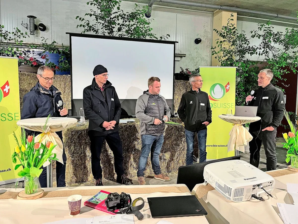 4042d003329a1e90613e15525ed59815c5f40b3bb381598450979eb59924eb01 Diskutieren an der Jahresmedienkonferenz: Rolf Bernhard und Balz Strasser, beide Co-Geschäftsführer Bio Suisse, Landwirt Marc Grüter, Urs Brändli und David Herrmann, Mediensprecher des Verbandes (v. l. n. r).