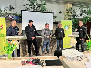 Diskutieren an der Jahresmedienkonferenz: Rolf Bernhard und Balz Strasser, beide Co-Geschäftsführer Bio Suisse, Landwirt Marc Grüter, Urs Brändli und David Herrmann, Mediensprecher des Verbandes (v. l. n. r).