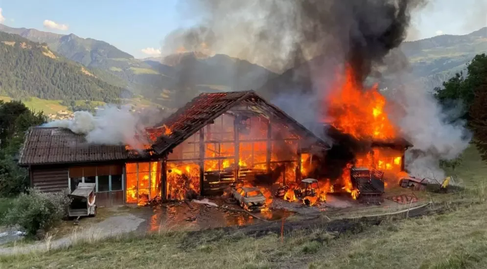 brand_Gr Feuer zerstört Stall und Garage, Tiere und Menschen in Sicherheit