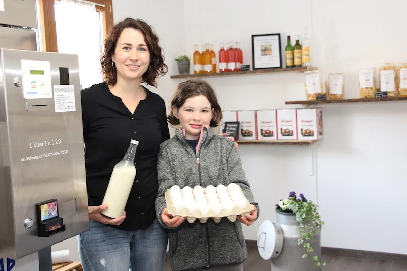 2fdb2820a3cb3deae00cebc1c7c46385e6ed4551 Madlen Gerber verkauft in ihrem liebevoll eingerichteten Hoflädeli frische, gekühlte Kuhmilch mit dem «Brunimat» und Tochter Sarina präsentiert hofeigene Eier. (Bilder Hans Rüssli)