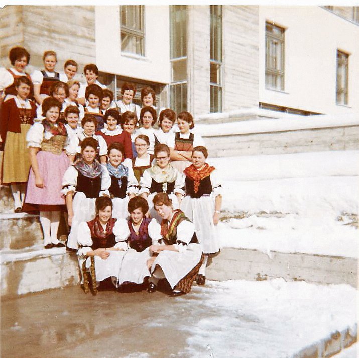 Ein Klassenfoto von der Winterschule 1964 /1965 in Melchtal. Es wurde mit der Kamera von Theres Haas aufgenommen.(Bild zVg)