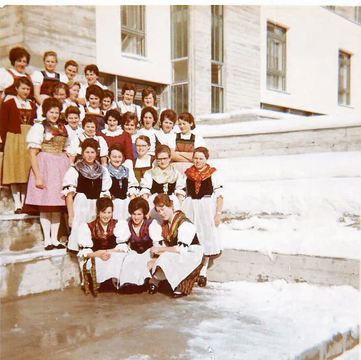 d99ebfe12ded258abed96da3de8ba95c182f18e4 Ein Klassenfoto von der Winterschule 1964 /1965 in Melchtal. Es wurde mit der Kamera von Theres Haas aufgenommen.(Bild zVg)