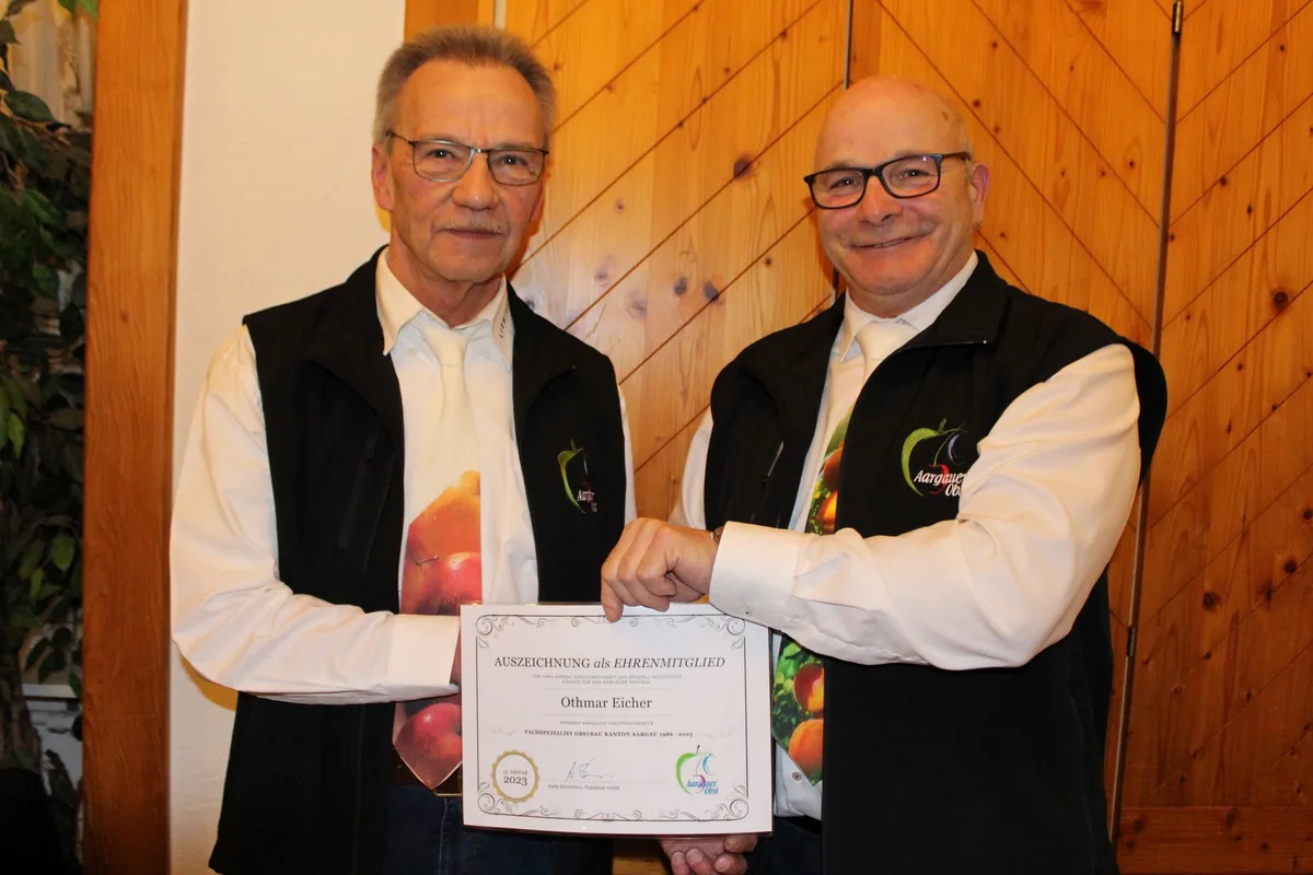 Erhenurkunde_Othmar_Eicher_und_Andy_Steinacher_GV_VAOP_25.01.2023_IMG_5100 Ein gutes Obstjahr in schwierigem Umfeld für die Aargauer Produzenten