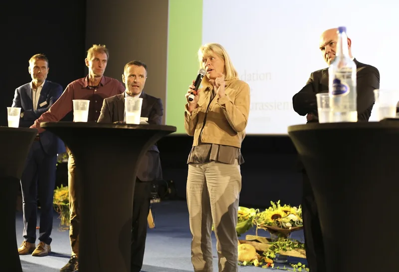 417202c2b0440e7187f4d9993ecddbbb2ae4cebf Podiumsdiskussion zu Mehrwerten: Adrian Aebi (BLW), Stefan Kohler (BOM), Urs Schneider (SBV), Sara Stalder (SKS) und Stephan Scheuner (Swiss Granum). (Bild lid)